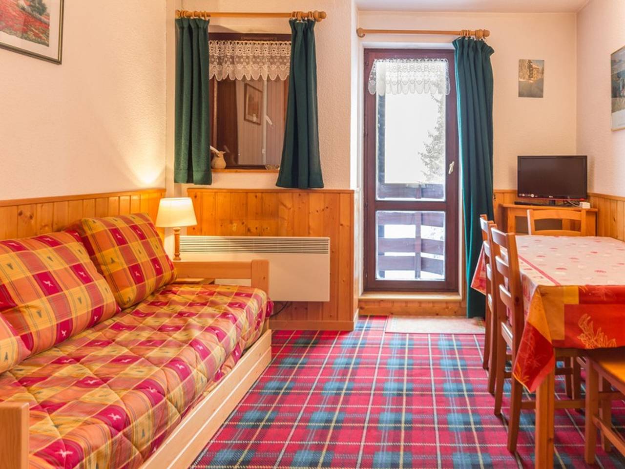 Studio entier, Studio lumineux avec balcon, proche des pistes in La Rosière, Montvalezan