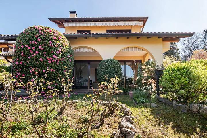 Villa für 5 Personen, mit Garten und Seeblick sowie Ausblick in Comune di Luino