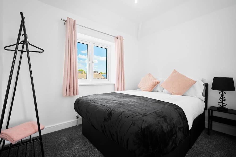 Cosy  3 Bed house,/Free Parking/Fast Wi-Fi/Sleeps 8 in Wolverhampton, Birmingham Area