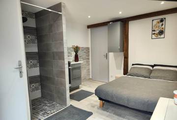 Maison d’hôte pour 2 personnes, avec piscine ainsi que terrasse et vue dans Trézelles