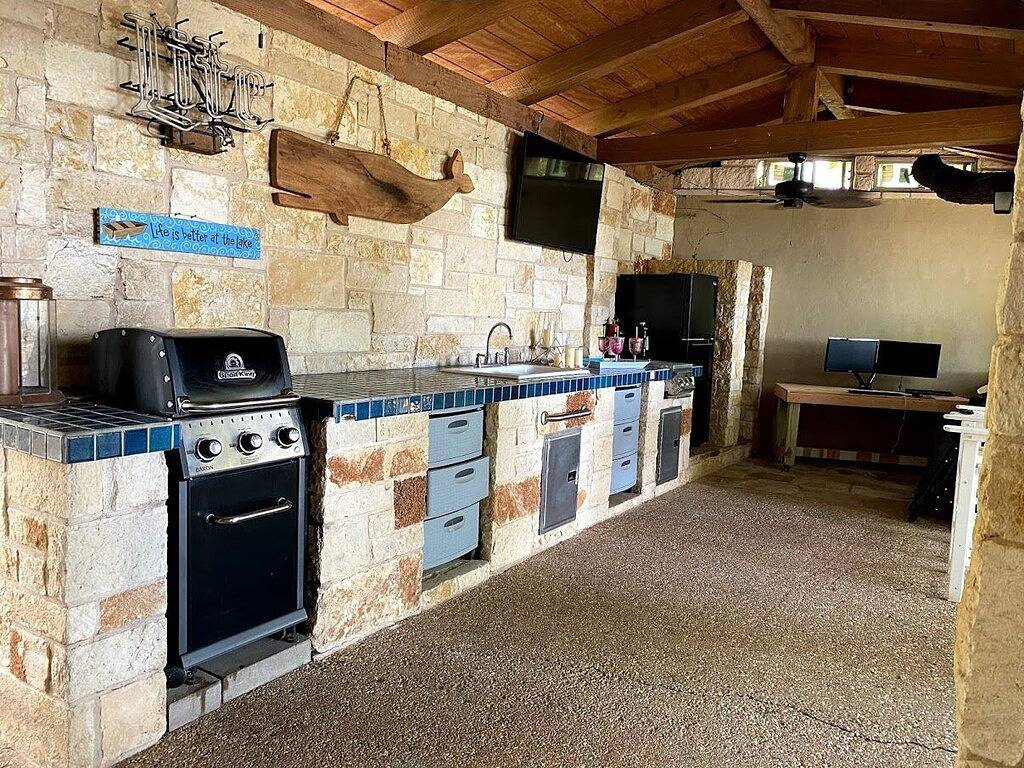 Ausgezeichnete Lage tiefes Wasser das ganze Jahr über, in der Nähe von Lebensmitteln, Restaurants, Lieferung in Lake Travis