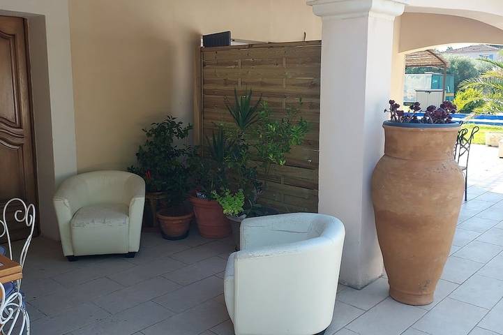 Independent studio with courtyard and parking in Entraigues-sur-la-Sorgue, Vaucluse