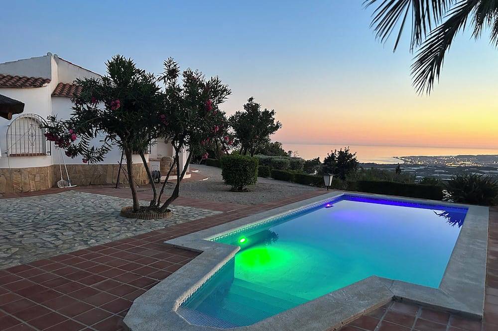 Villa independiente, magnifica vista al mar, piscina privada, Wifi in Sayalonga, Costa del Sol