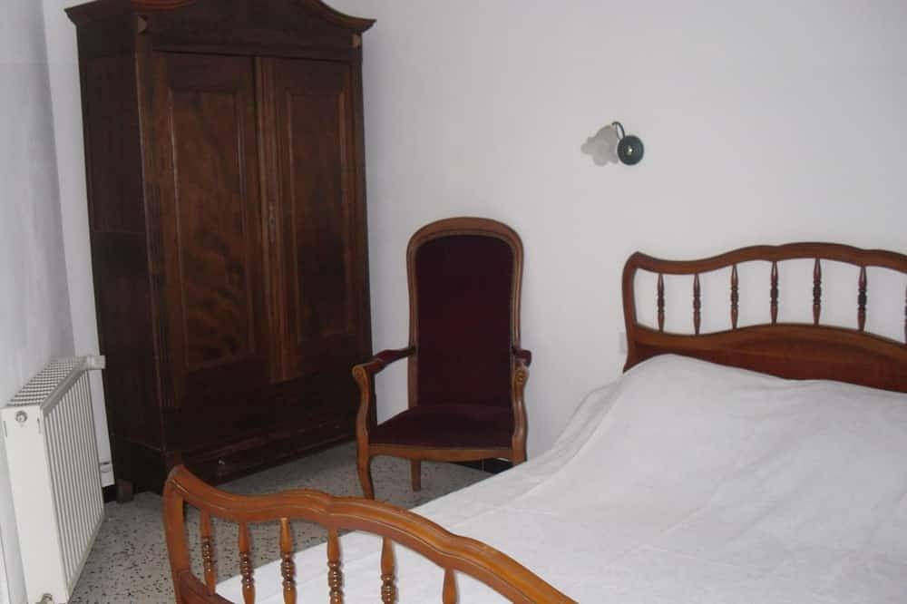 Village house near spain, sea, lake, shops nearby in Le Boulou, Céret region