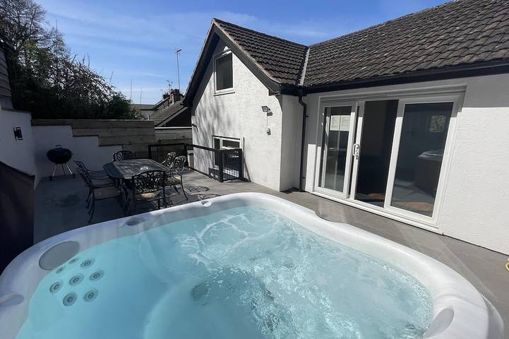 Cottage for 8 people, with Hot tub and Terrace as well as Garden in Monmouth