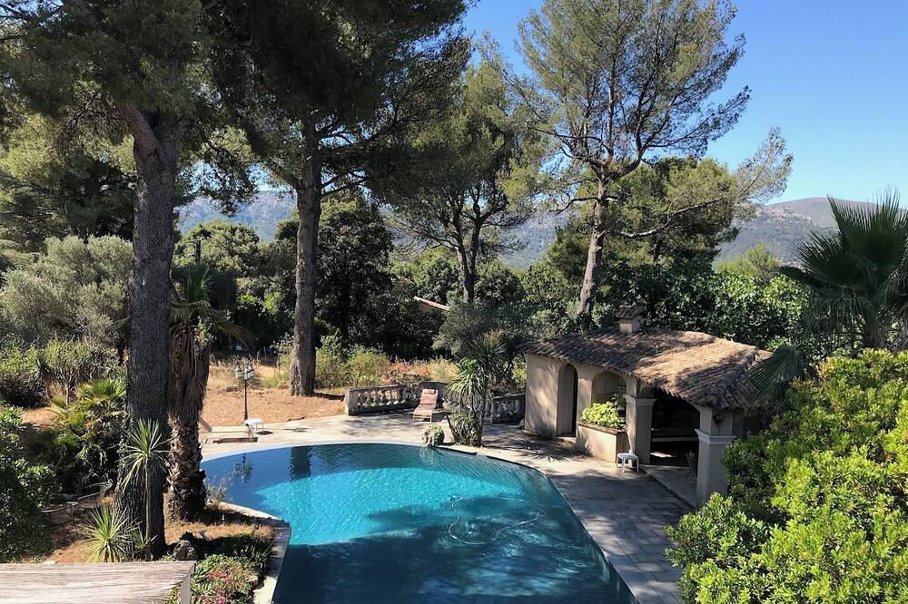 Villa Grand Cèdre - Maison familiale avec piscine à débordement, jardin 4000m2. in Marseille, Région de Marseille