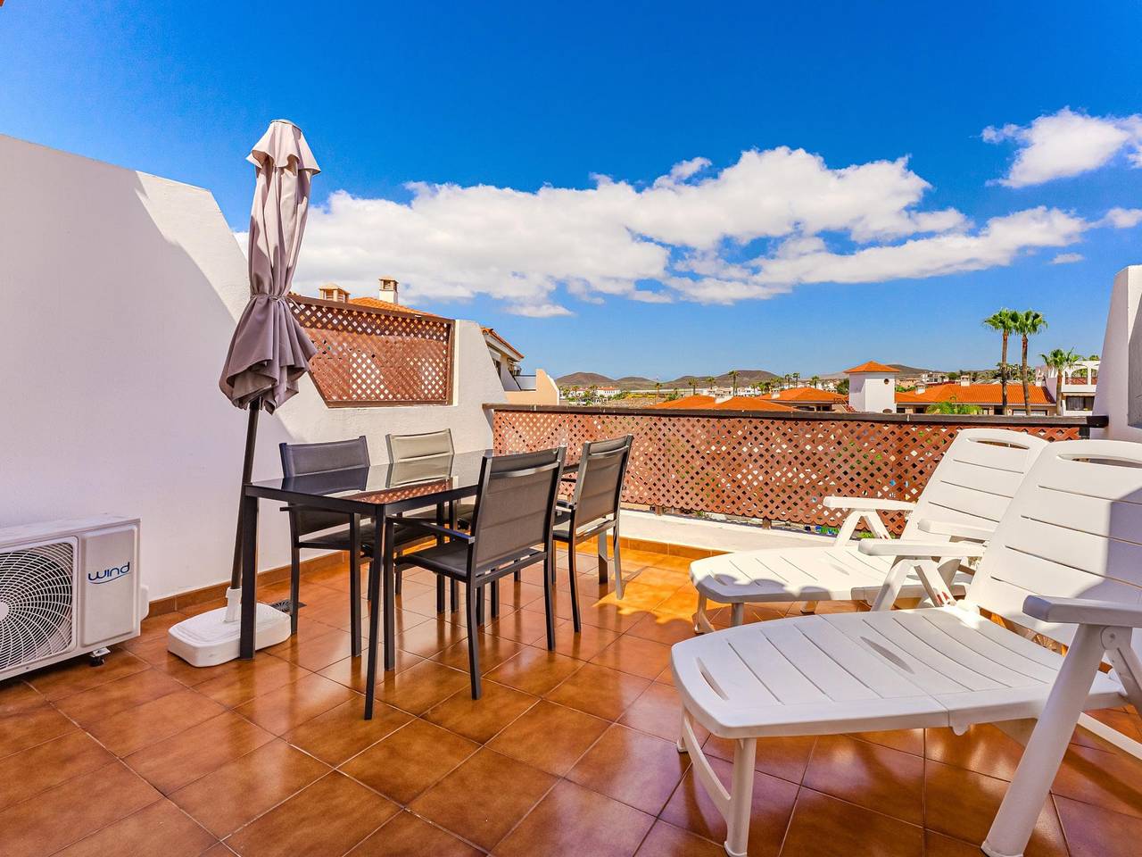 Apartamento vacacional entero, Apartamento junto a la playa con piscina, balcón y WiFi in Las Adelfas, San Miguel de Abona