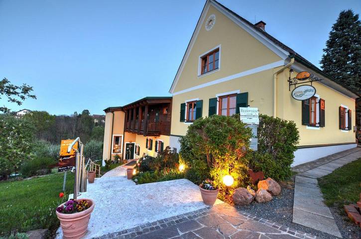 Ferienwohnung für 4 Personen, mit Balkon und Terrasse sowie Garten und Sauna in Fehring