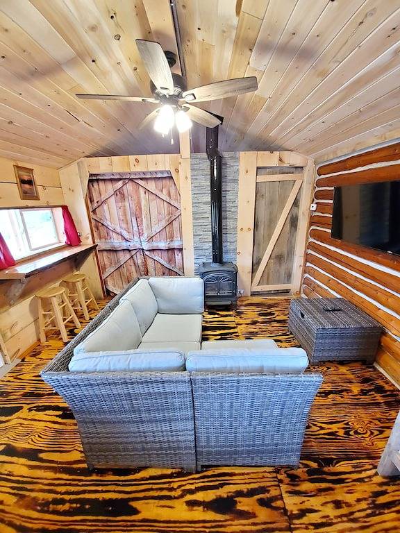 Cottage # 4 am Autrain River in der Nähe des Lake Superior Beach, abgebildete Felsen, Wasserfälle in Alger County