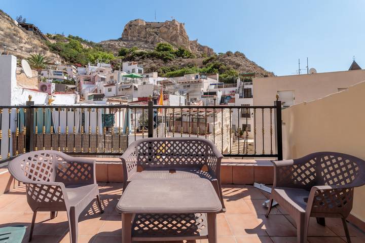 Ganze Wohnung, Ferienwohnung 'La Torre' mit Wi-Fi und Klimaanlage in El Barrio, Alicante