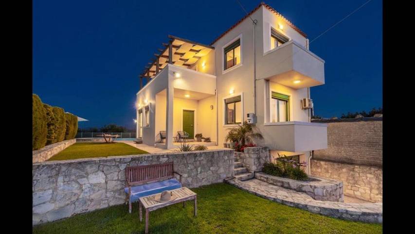 Ferienhaus für 6 Personen, mit Balkon und Whirlpool sowie Terrasse und Garten