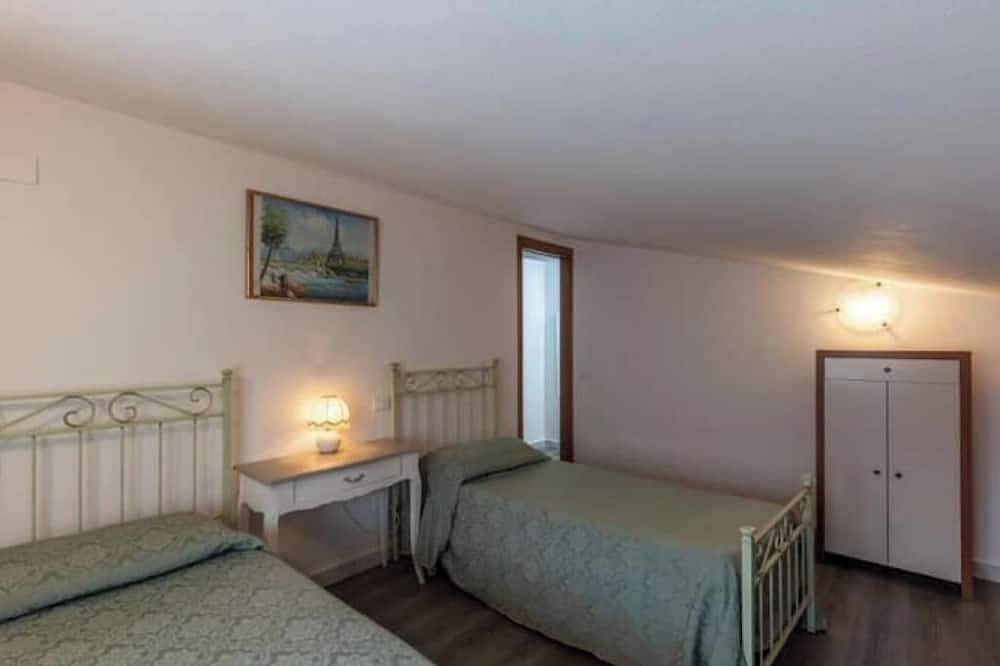 Appartamento intero, Casa Valentina' casa completa vicino al mare in Carrara, Riviera Toscana