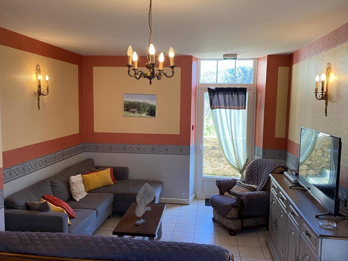 Two-Bedroom House in Latouille-Lentillac, Lot