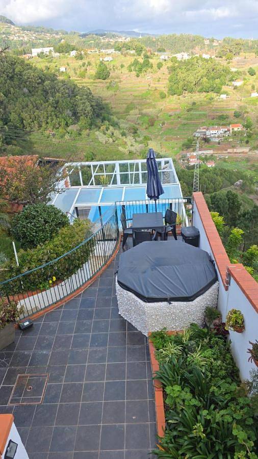 Casa de férias para 3 pessoas, com jacuzzi e jardim e ainda piscina and terraço, com animais de estimação em Camacha