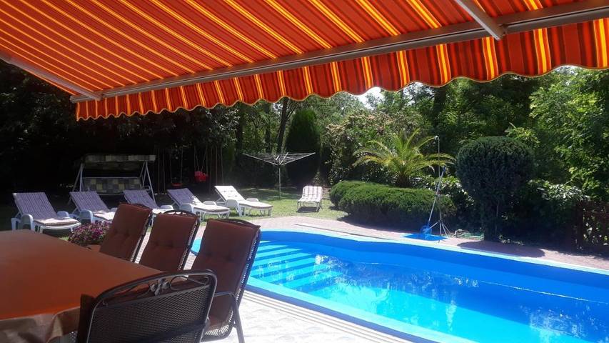 Ferienhaus für 10 Personen, mit Pool und Ausblick sowie Garten