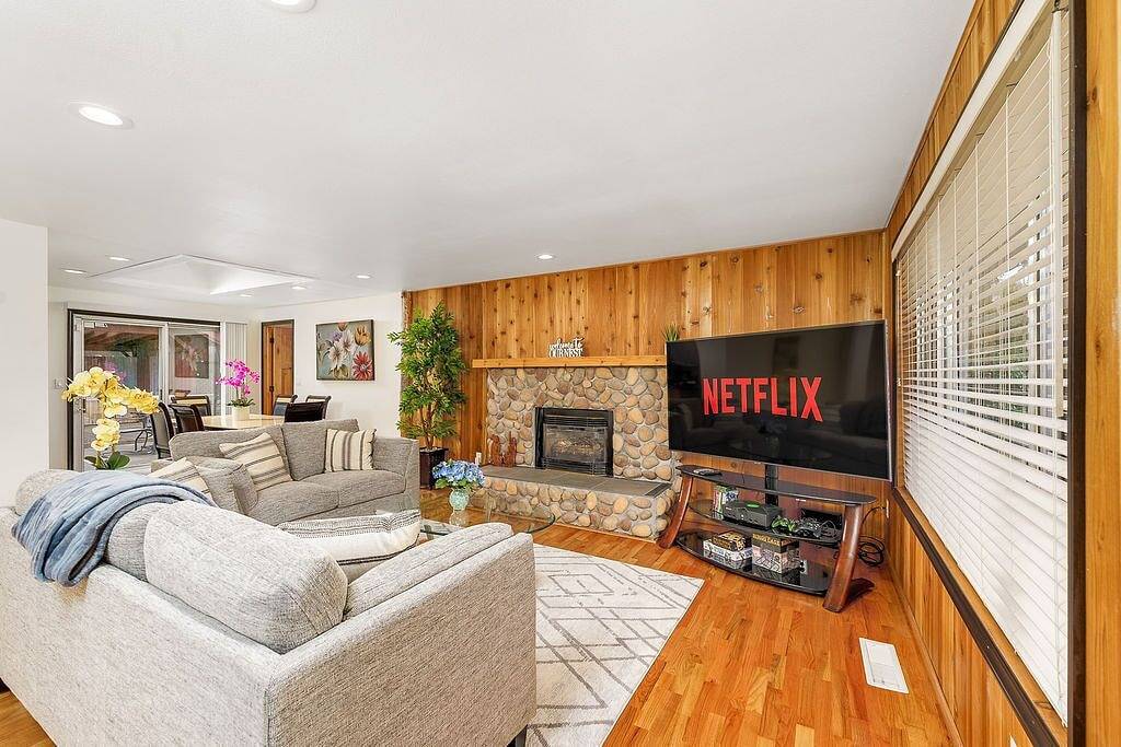 🌟Newly Renov✔️Lg Mstr Br✔️3 Br ✔️Wifi ✔️✈️ ✔️ Mall ✔️Ac ✔️Hot tub🌟 in SeaTac, King County