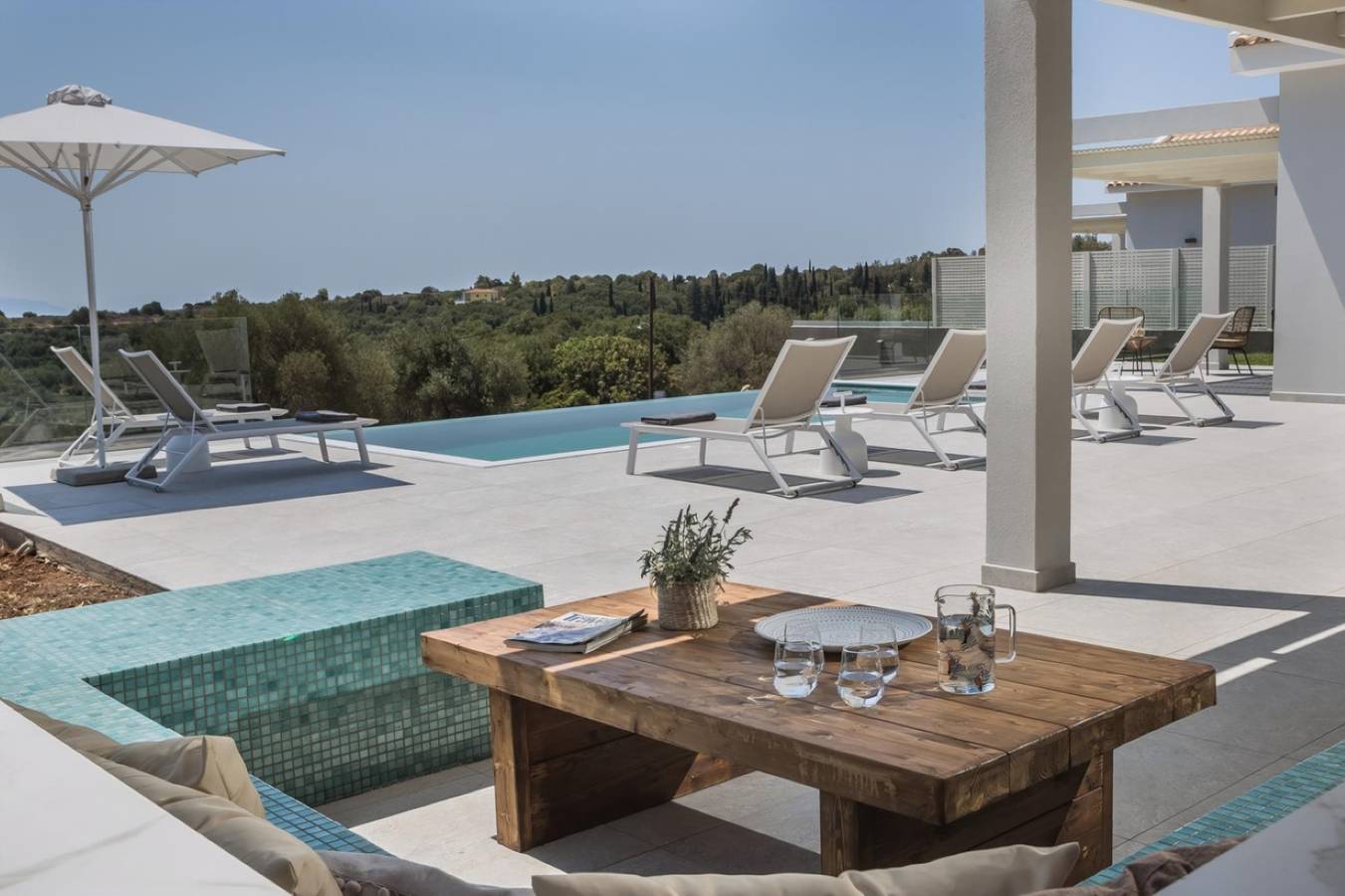Stylish Villa with Ainos-and-Sea Views set in Mature Gardens near Trapezaki in Καραβάδο, Κεφαλονιά