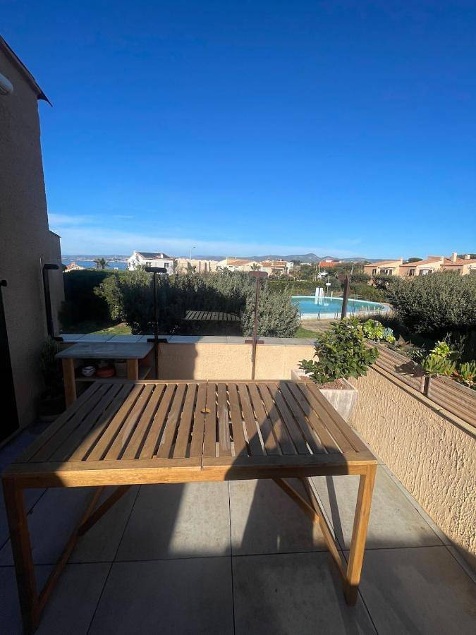 Gîte pour 4 personnes, avec piscine et terrasse ainsi que jardin et vue dans Plage Du Rayolet