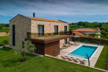 Ferienhaus für 6 Personen, mit Whirlpool und Sauna sowie Garten und Terrasse in Kastelir