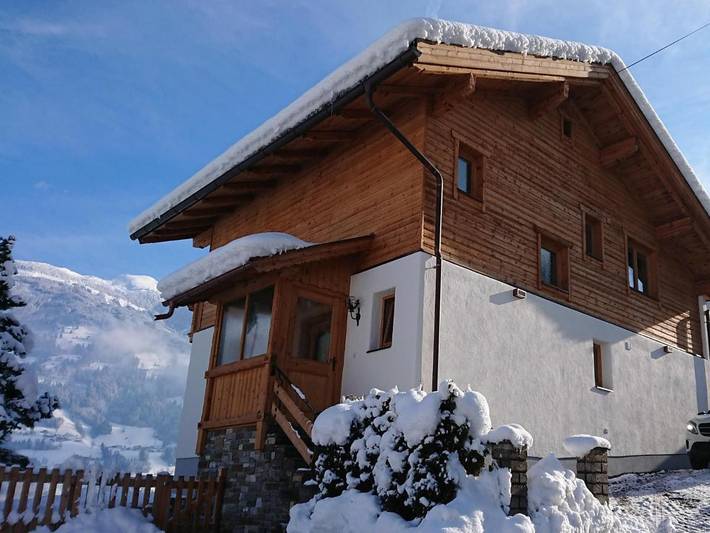 Ferienhaus für 6 Personen, mit Sauna und Balkon sowie Seeblick und Garten im Zillertal