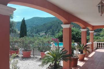 Location de vacances pour 10 personnes, avec balcon ainsi que jardin et jacuzzi à Solliès-Toucas