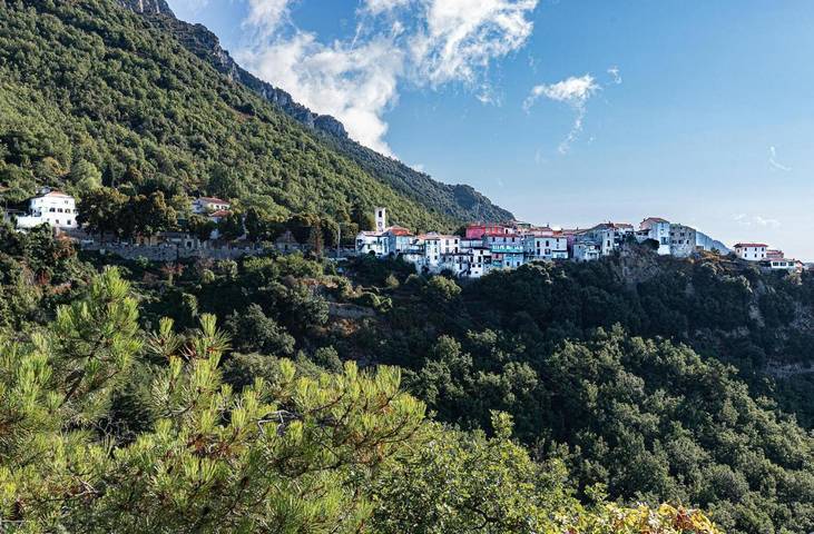 Gîte pour 2 personnes, avec Terrasse ainsi que Jardin et Vue dans Revest-les-Roches