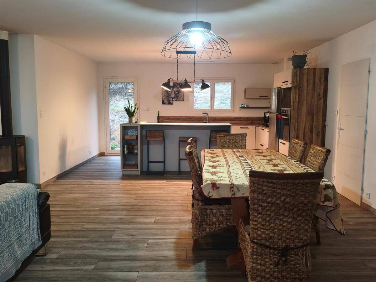 Grande villa 2 chambre ,salle de bain, grand séjour avec cuisine équipée et salle a manger, une grande terrasse de 40m2 donnant sur un grand jardin avec un parking en gravier de 500m2 in Tornac, Région d'Alès