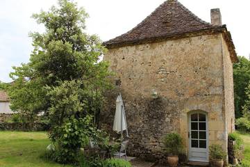 Gîte pour 2 personnes, avec jacuzzi et jardin à Monsac