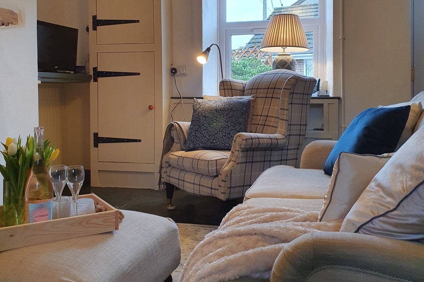 Llangollen 1-Bed Cottage, Sleeps 2 with Parking in Llangollen, Denbighshire
