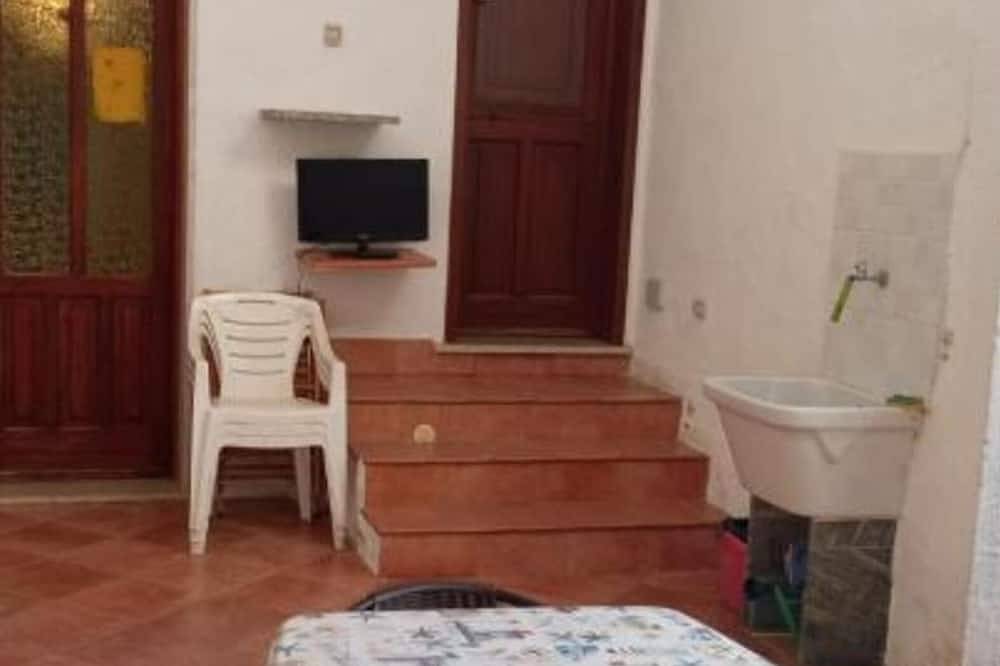 Entire apartment, Apartment 'Marettimo Con Vista Giardino' with Private Garden, Wi-Fi and Air Conditioning in Marettimo, Aegadian Islands