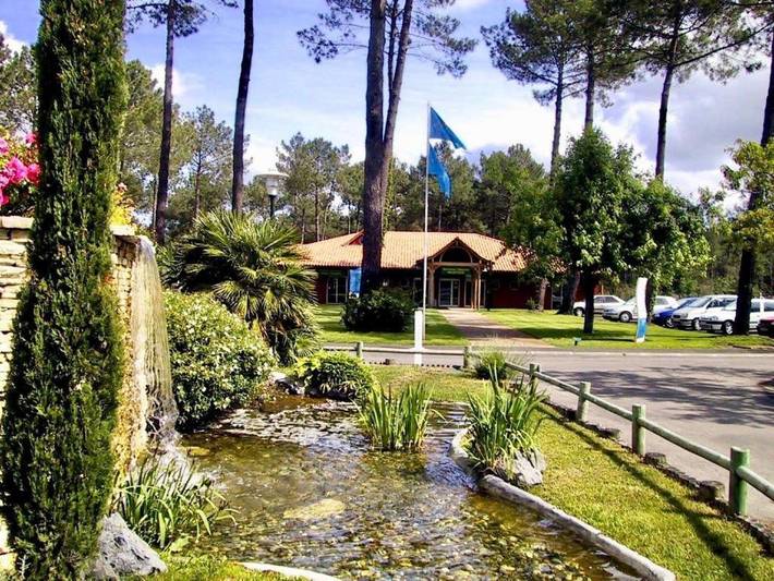 Camping pour 8 personnes, avec jacuzzi et jardin ainsi que bassin pour enfant et piscine