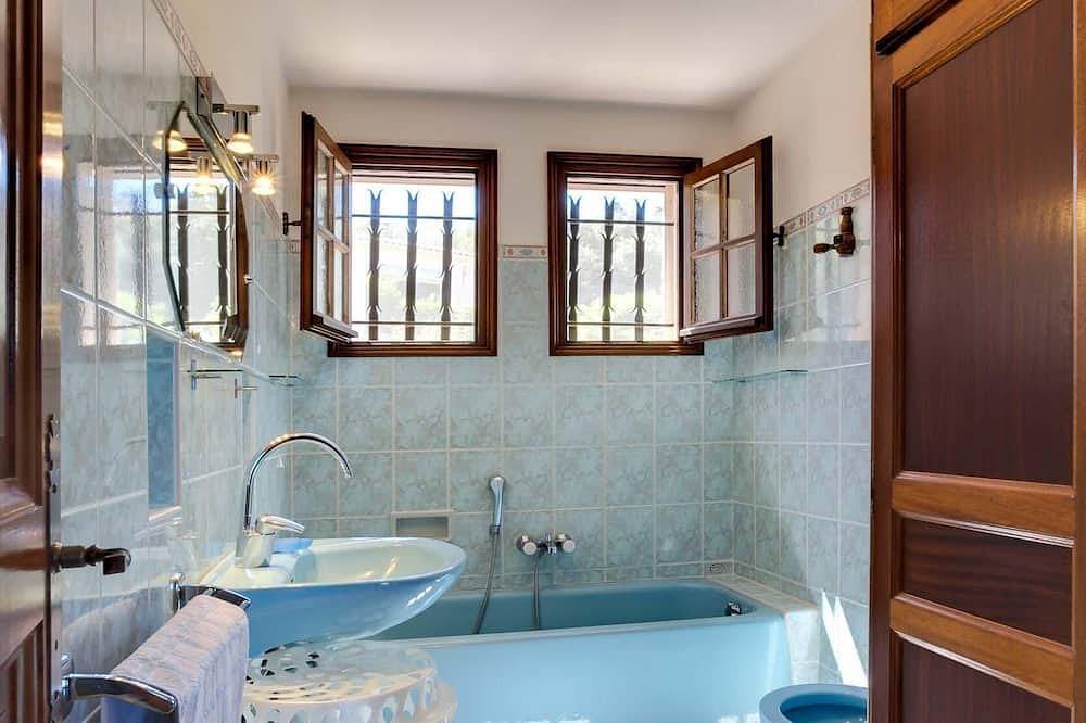 Appartement entier, Haut De Villa, Au Calme, Entre Terre Et Mer, A 10 Min d'Ajaccio in Alata, Région d'Ajaccio