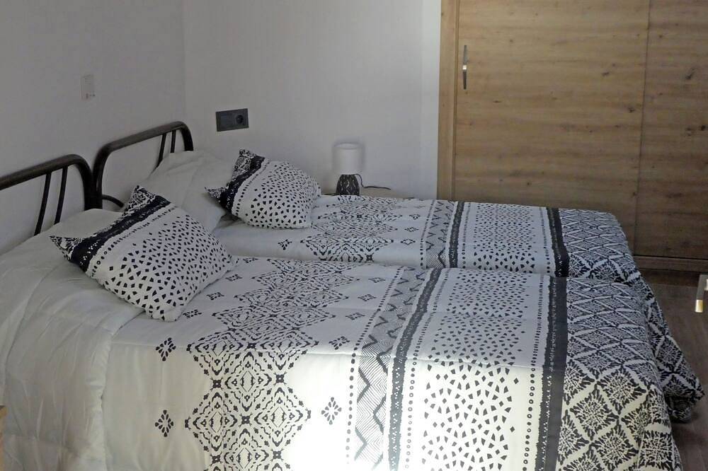 Casa Alegría de Lamata. De nueva construcción, en planta baja, accesible. in Abizanda, Pirineos