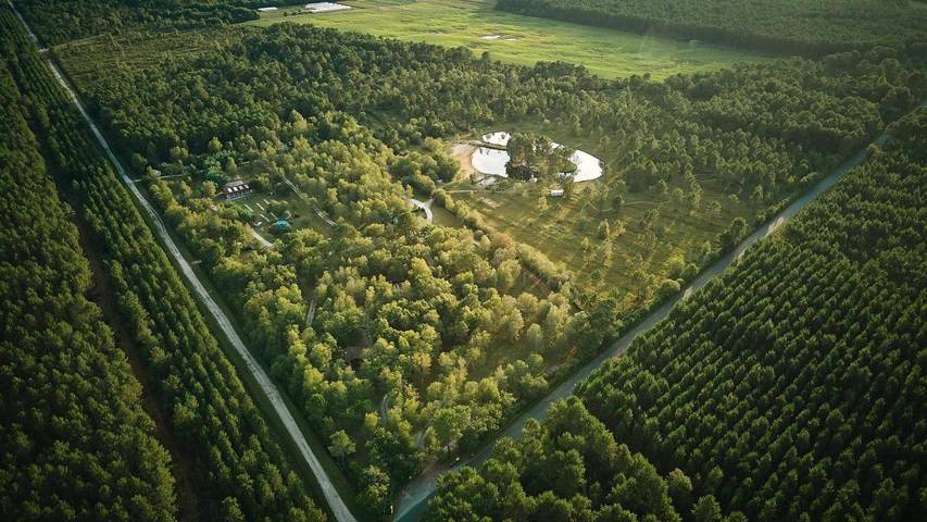 Camping pour 2 personnes, avec Terrasse et Jardin ainsi que Piscine et Vue à Naujac-sur-Mer