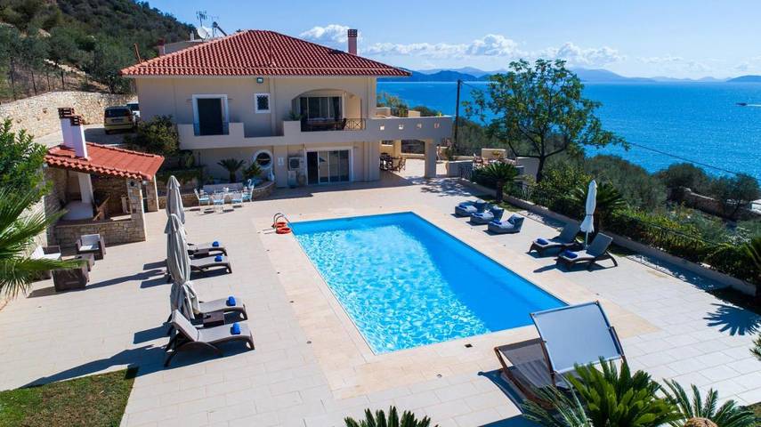 Chalet para 12 personas, con jacuzzi además de jardín y piscina en Arcadia