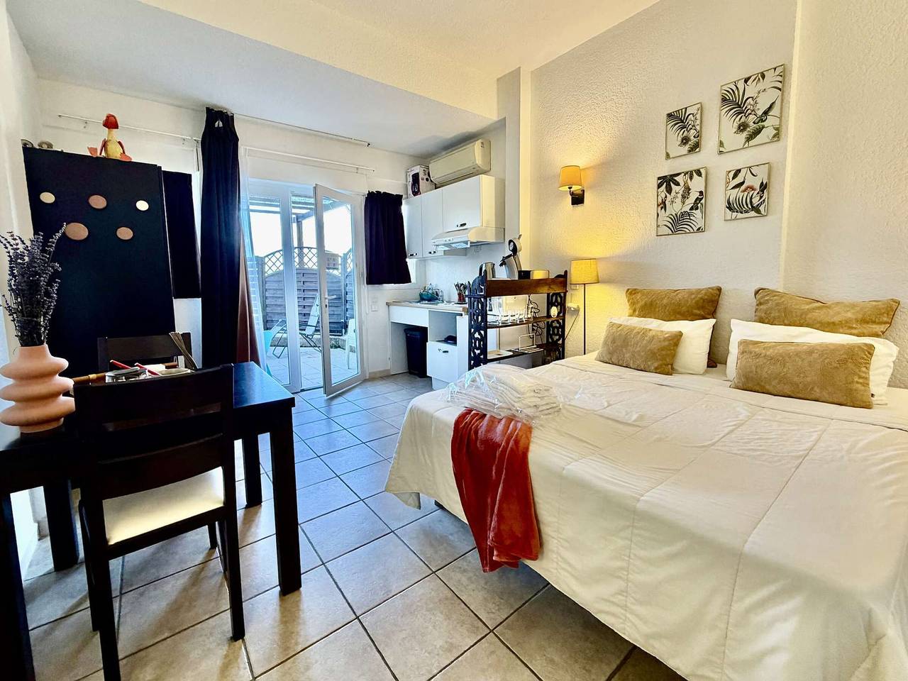 Apartamento entero, Estudio tranquilo con terraza, piscina, cerca de playas y centro, aire acondicionado in Saint-Florent, Region de Calvi