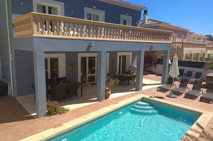 Ferienhaus für 8 Personen, mit Balkon und Whirlpool sowie Terrasse und Garten in Cala Murada