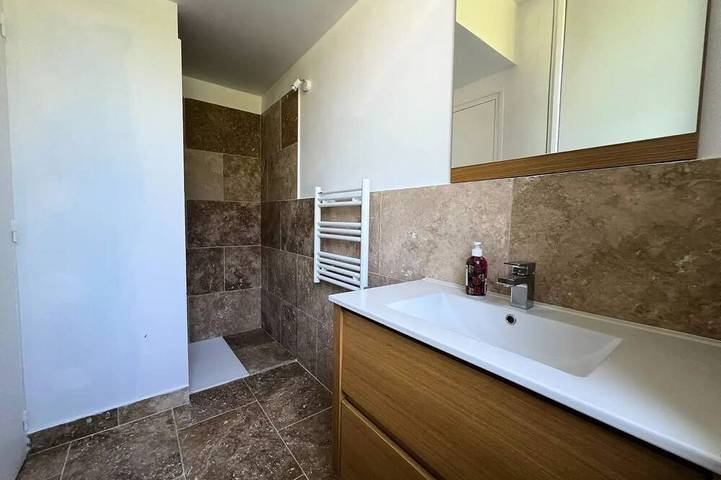 Gîte pour 3 personnes, avec terrasse et piscine dans Lac de Pannecière - 2