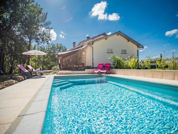 Location de vacances pour 4 personnes, avec piscine et jardin à Bélaye