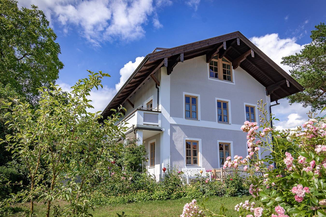 Ganze Ferienwohnung, Ferienwohnung Adlmaier - Sonnige Ferienwohnung mit einem Schlafzimmer und Westbalkon in Chieming, Chiemsee