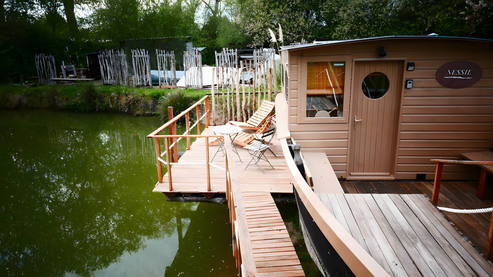 Toue cabanée junto a un estanque in Brissac-Quincé, Valle del Loira