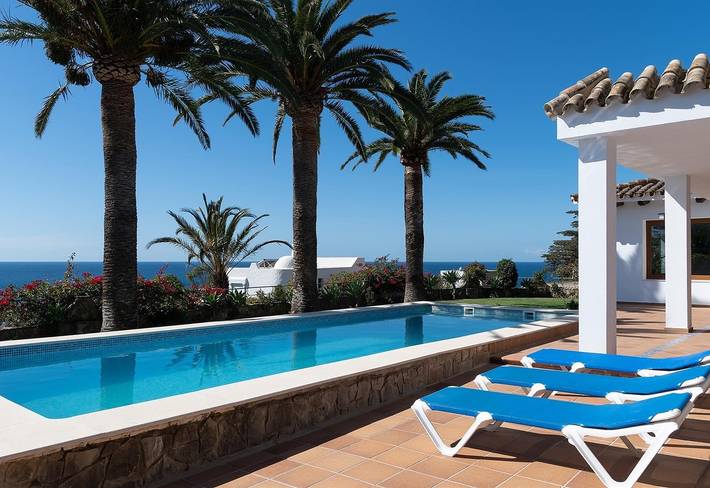 Luxury villa in 'Playa Atlanterra' with Sea View, Pool, Garden & Wi-Fi in Playa de En Medio o de los Alemanes (Tarifa), Tarifa