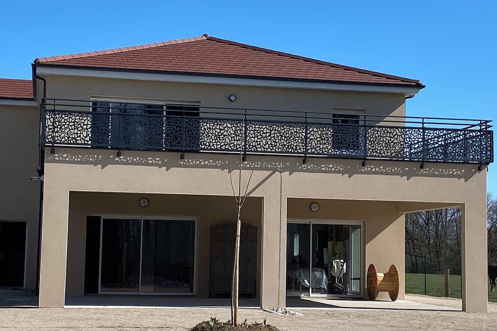 Ganze Wohnung, New 90 m2 Apartment, 50m2 Terrace in Roye, Haute-Saône