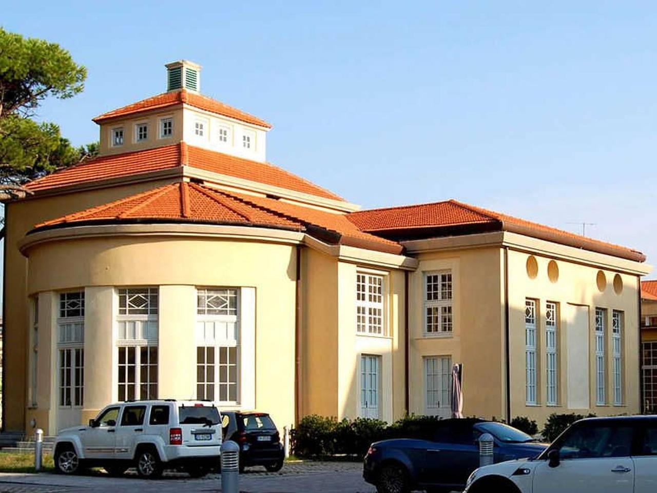 Ganze Ferienwohnung, Dünenresidenz Regina-Elena, privater Strandzugang, Meerblick in Pisa, Italienische Riviera
