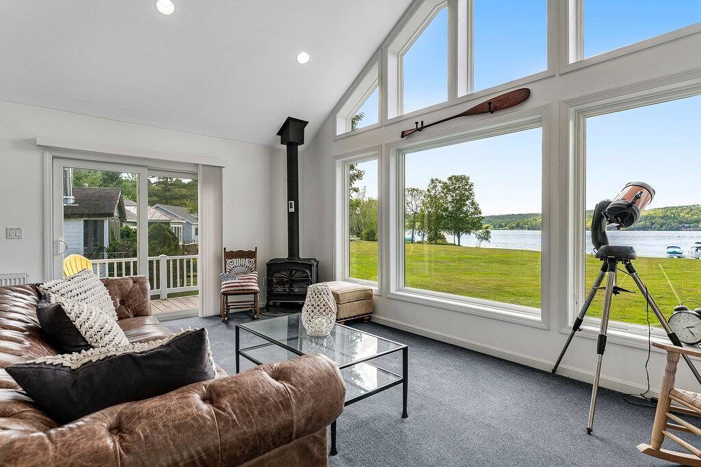 Dog-friendly lake escape with sunroom, high-speed Wifi, water views & central Ac in Rutland County