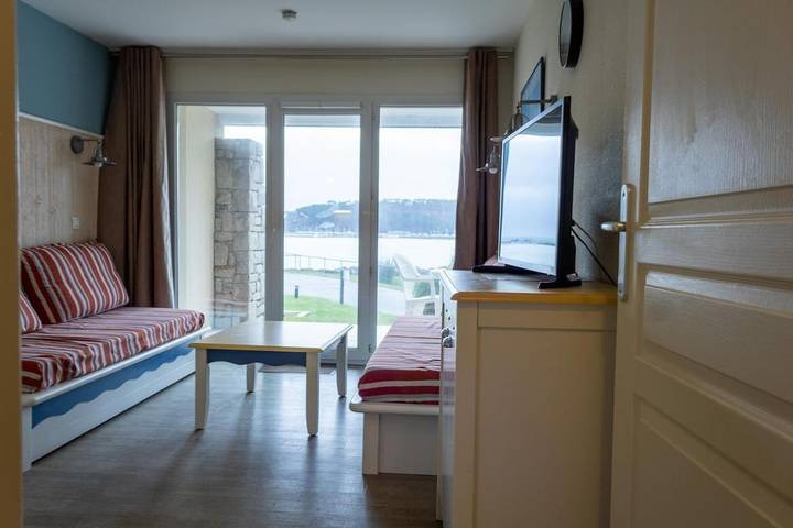 Gîte pour 3 personnes, avec terrasse ainsi que vue et piscine dans Plage de Morgat - 2