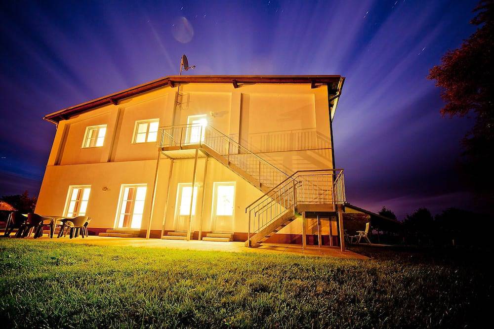 Ganze Wohnung, Ruhiges Appartement in Seenähe - ideal für Familien in Ludorf, Müritz