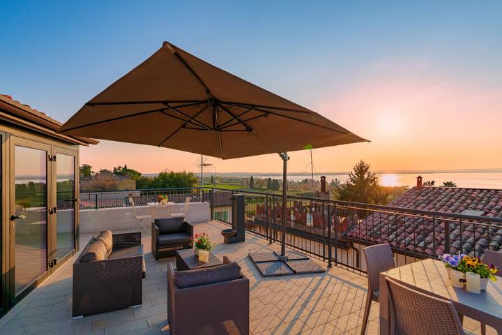 Ferieleilighet for 4 personer, med innsjøutsikt og terrasse i Lazise