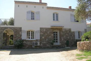 Villa pour 10 personnes, avec jardin ainsi que terrasse et jacuzzi à L'Île-Rousse