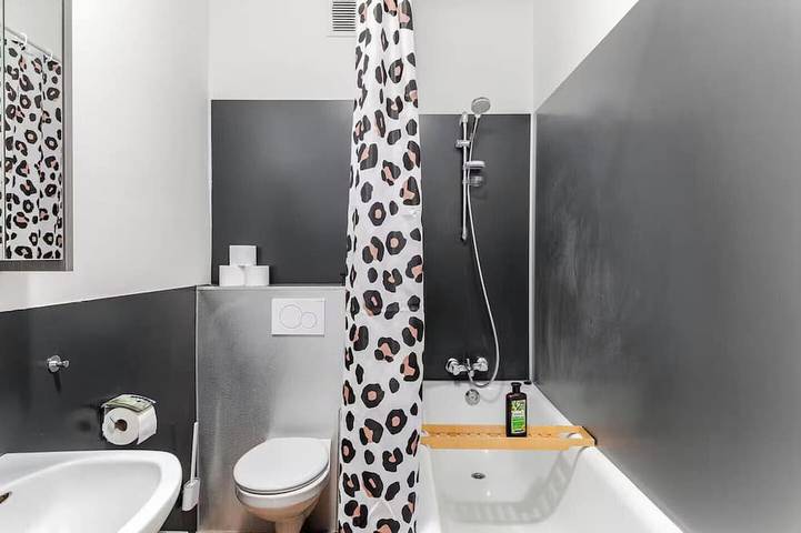 Entire apartment, Modern Boutique Suite near Düsseldorf Fair + private parking in Krefeld, Lower Rhine